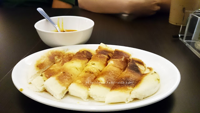 Naan With Curry Sauce 