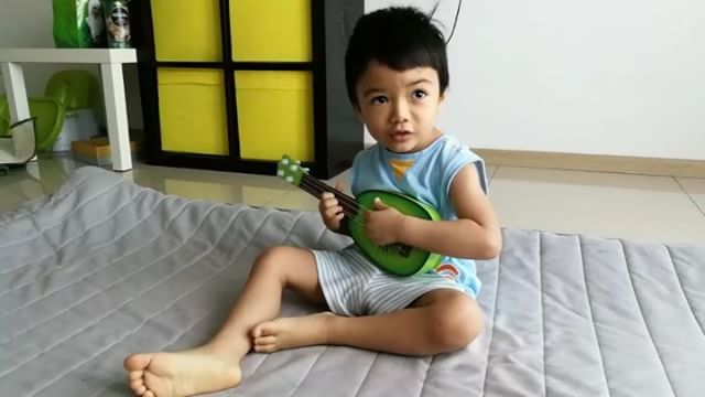 Tak tau la berape lama mampu bertahan tali ukelele tu. Mak tengok Aneeq main macam nak putus jek 🙄🙄 #ukelele #ohaneeq