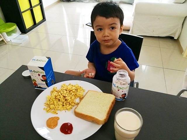 Sebelum breakfast, kita makan suplemen minda dan mata H-Focus dulu
Amboi sangat Aneeq, ingat Mak tak tau awak ambik sampai 4 5 bijik tu. Hey, makan sebijik je laaaa
Nampak tu? Aneeq suka sebab rasa H-Focus ni sedap. Mak suka sebab H-Focus boleh bantu perkembangan otak, sistem badan imunisasi Aneeq
#Hfocus #TabletMinda #Minda #Supplement #AnakPintar #Kesihatan #HFocusxMO