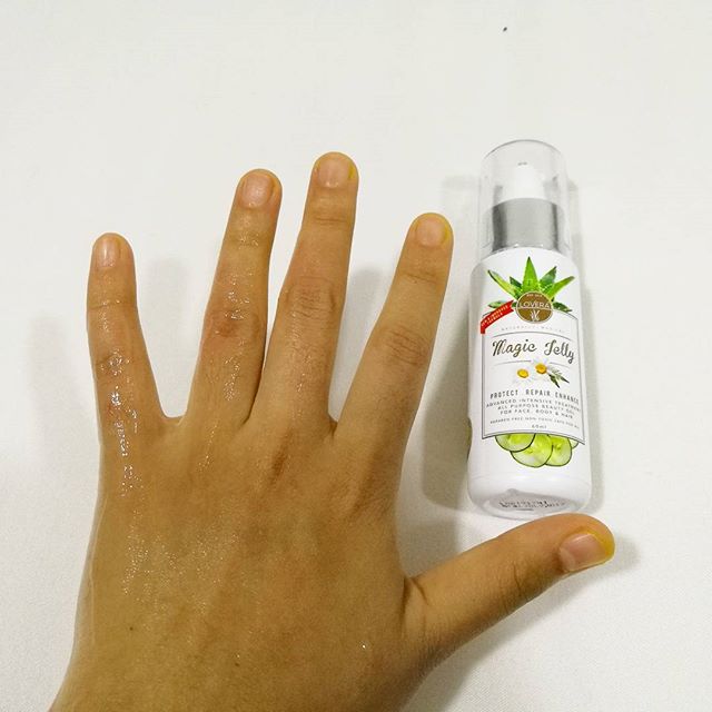 Minyak panas terpercik satu tangan sampai ke lengan masa goreng ayam. Banyak pulak tu. Entah la tengah fikir ape waktu tu
Basuh lama-lama bawah air paip pun tak jalan. Still pedih
Sapu Lovera Magic Jelly dari @loveramalaysia tebal-tebal pada bahagian yang kena minyak tu baru baru rasa lega sikit. Sejuk je rasa
Hopefully tak tinggal parut wuuu
#lovera #loveramagicjelly #magicjelly #fadzirazak #fadzirazakdotcom