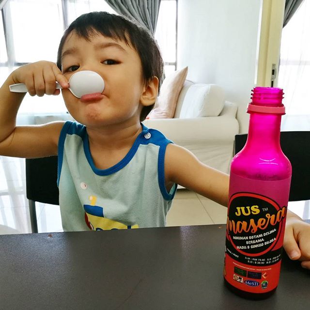 Aneeq bangun awal hari ni. Bangun tidor, gosok gigi, cuci muka, mandi
Lepas mandi, minum Jus Anasera dari @anaseraworld dan breakfast roti coklat
Hari ni Aneeq tolong Mak sapu sampah dan mop lantai. Tapi most of the time, Mak je yang buat. Aneeq main-main je hahahha
Dah siap kerja rumah, Aneeq mainnnn
Oh ye, Jus Anasera tu sedap tau. Rasa masam manis. Mak yang minum pun rasa sedap, ape tah lagi Aneeq
Kalau korang nak beli, better beli sekarang sebab ada 30% diskaun. Nak tau lebih lanjut boleh baca dekat bit.ly/Anasera
#anaseraworld #anasera #jusminda #jusanasera #fadzirazak #fadzirazakdotcom #aneeq #aneeqasyraf